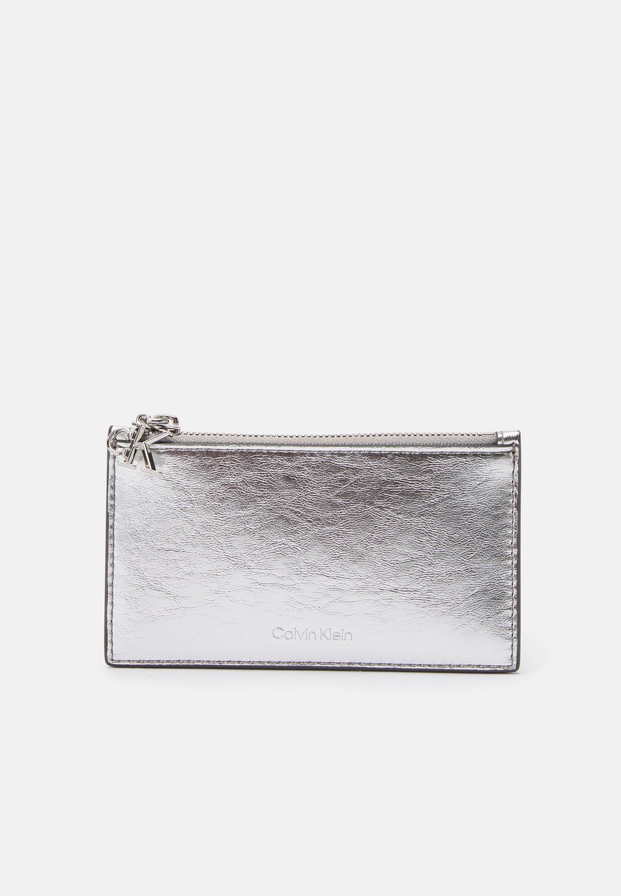 Кошелек Calvin Klein METALLIC ZIP CARDCASE, Silver-Coloured /Silver-Coloured
Кошелек Calvin Klein METALLIC ZIP CARDCASE, Silver-Coloured /Silver-Coloured