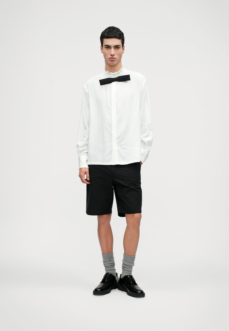 Блуза Sister Jane DUKE BOW SHIRT UNISEX, Ivory/Off-White
Блуза Sister Jane DUKE BOW SHIRT UNISEX, Ivory/Off-White