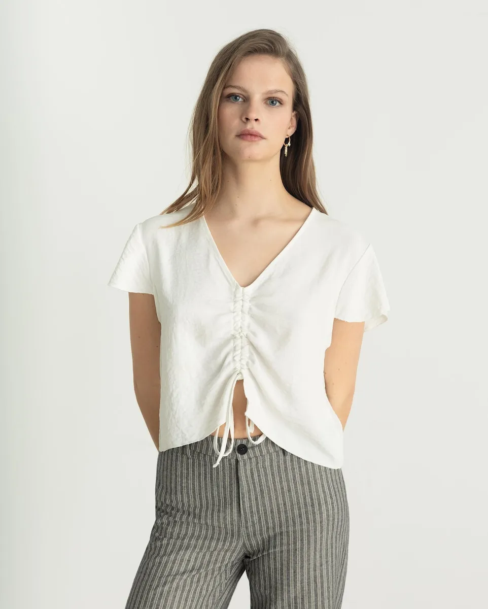 Женский расклешенный топ с короткими рукавами, V-образным вырезом и сборкой спереди Noon, белый
Женский расклешенный топ с короткими рукавами, V-образным вырезом и сборкой спереди Noon, белый