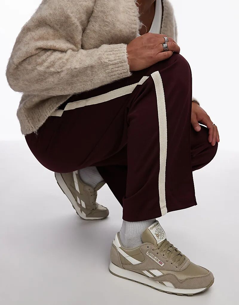 Классические нейлоновые кроссовки бежевого цвета Reebok
Классические нейлоновые кроссовки бежевого цвета Reebok