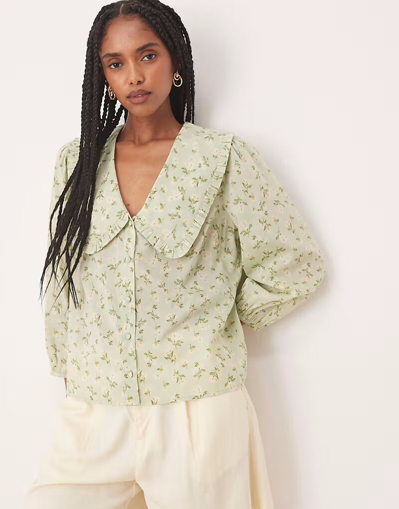 Блузка с цветочным принтом «Nobody's Child Emmie» зеленого цвета
Блузка с цветочным принтом «Nobody's Child Emmie» зеленого цвета