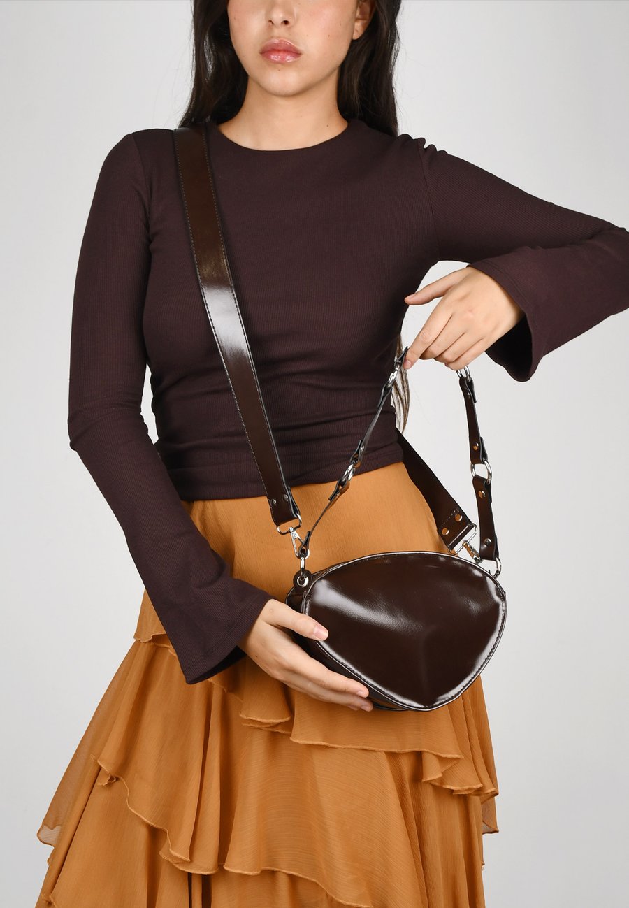 Сумка Bosanova DE HOMBRO CON ASA DE ANILLAS, Marron/Brown
Сумка Bosanova DE HOMBRO CON ASA DE ANILLAS, Marron/Brown