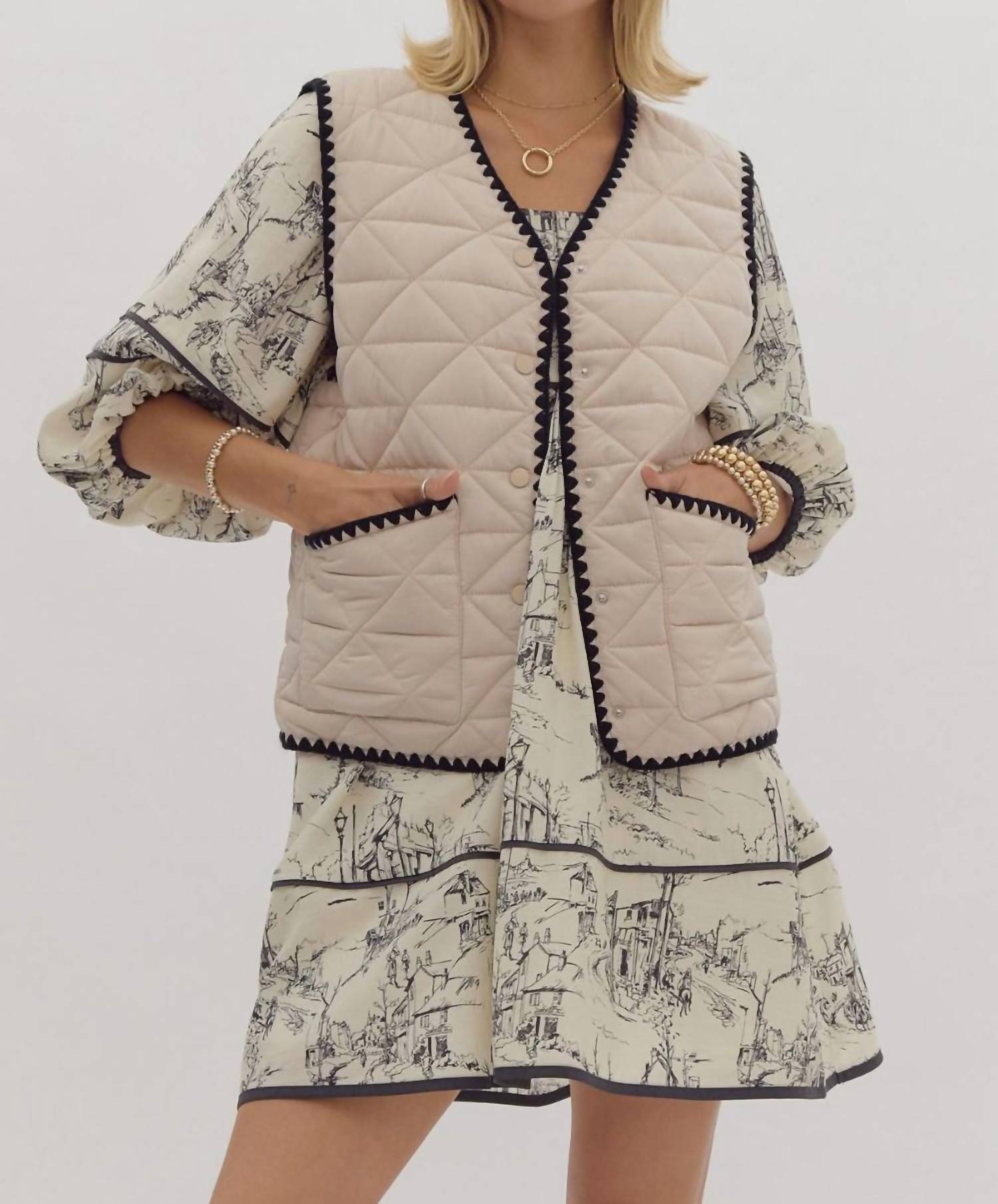 Джэйлин жилет с пуговицами и V-образным вырезом в бежевом цвете Entro
Джэйлин жилет с пуговицами и V-образным вырезом в бежевом цвете Entro