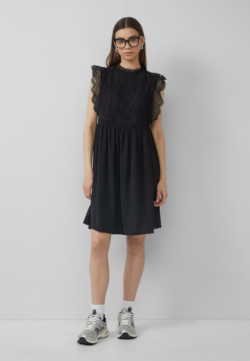 Повседневное платье KURZES QS, черный
Повседневное платье KURZES QS, черный