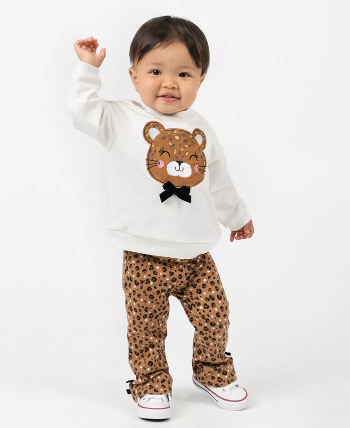 Комплект для девочки из двух предметов: худи с аппликацией в виде гепарда и расклешенных леггинсов Rare Editions
Комплект для девочки из двух предметов: худи с аппликацией в виде гепарда и расклешенных леггинсов Rare Editions