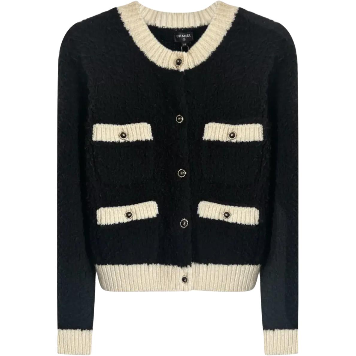 Chanel Женский трикотажный кардиган черного цвета с круглым вырезом и умеренным вырезом
Chanel Женский трикотажный кардиган черного цвета с круглым вырезом и умеренным вырезом
