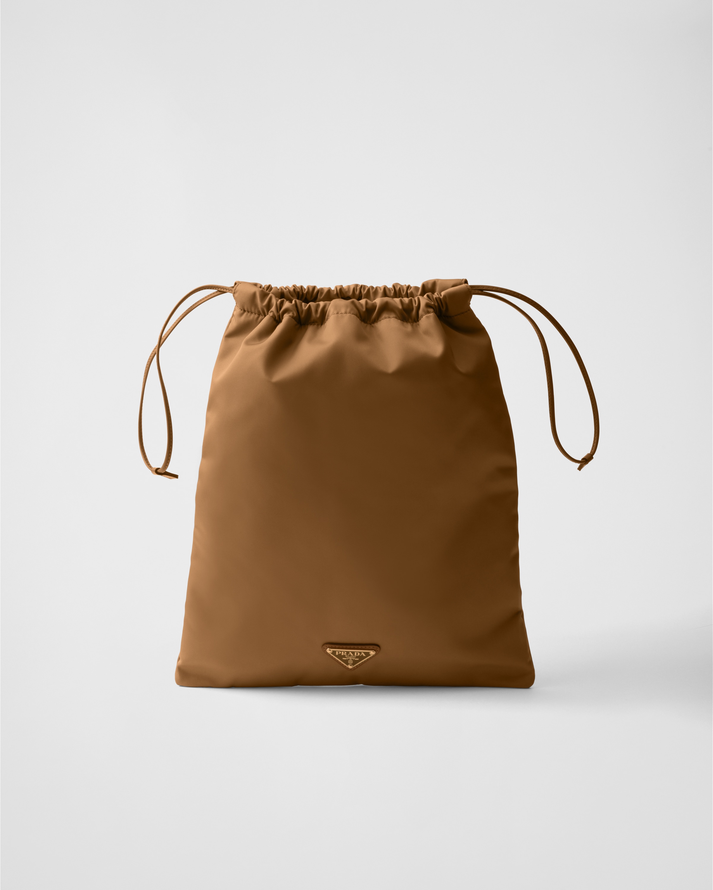 Клатч из переработанного нейлона Prada, коричневый
Клатч из переработанного нейлона Prada, коричневый