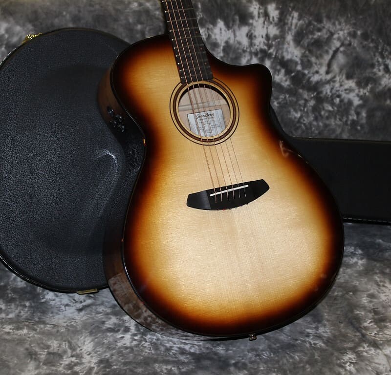 2023 Breedlove - Organic Pro Artista Concerto - Burnt Amber Gloss 
2023 Breedlove - Organic Pro Artista Concerto - Burnt Amber Gloss