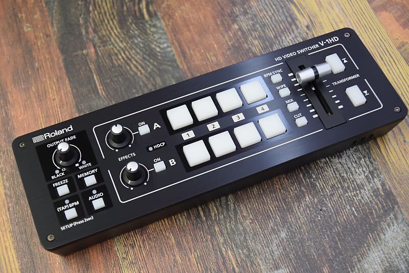 Компактный видеокоммутатор высокой четкости Roland V-1HD
Компактный видеокоммутатор высокой четкости Roland V-1HD