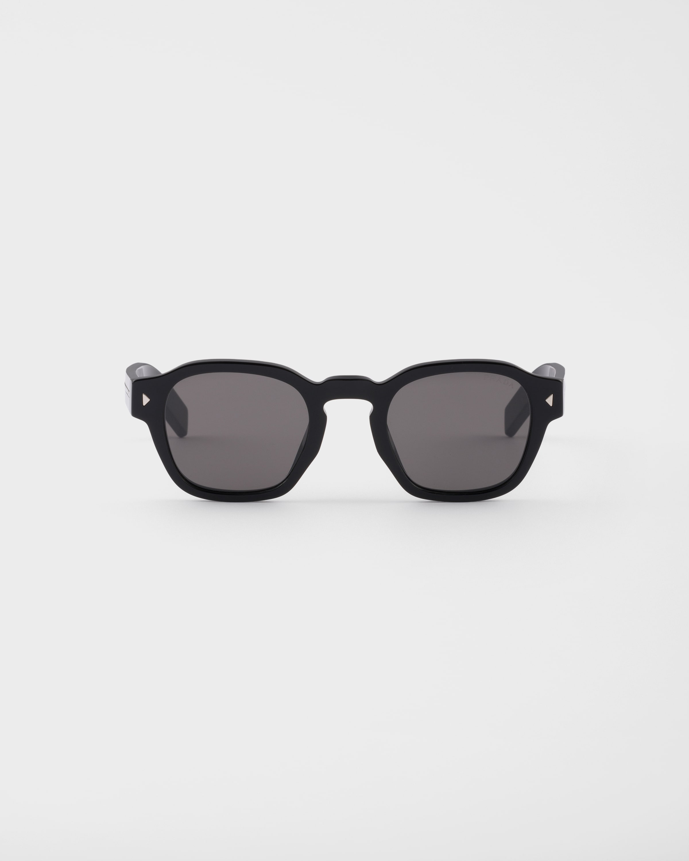 Солнцезащитные очки с культовой металлической табличкой Prada, черный
Солнцезащитные очки с культовой металлической табличкой Prada, черный