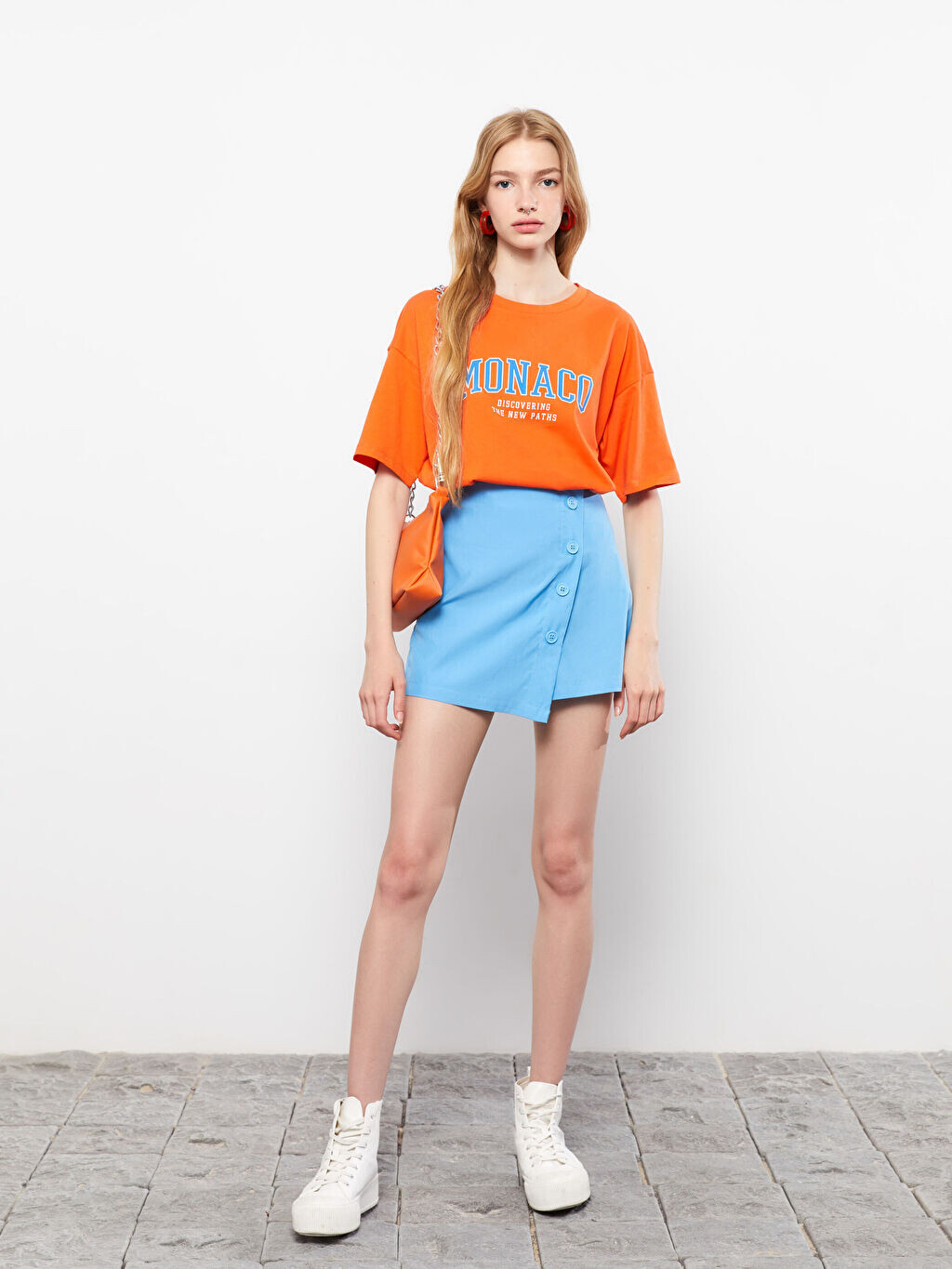 Женская короткая юбка из однотонного габардина с молнией на талии LCW Casual
Женская короткая юбка из однотонного габардина с молнией на талии LCW Casual