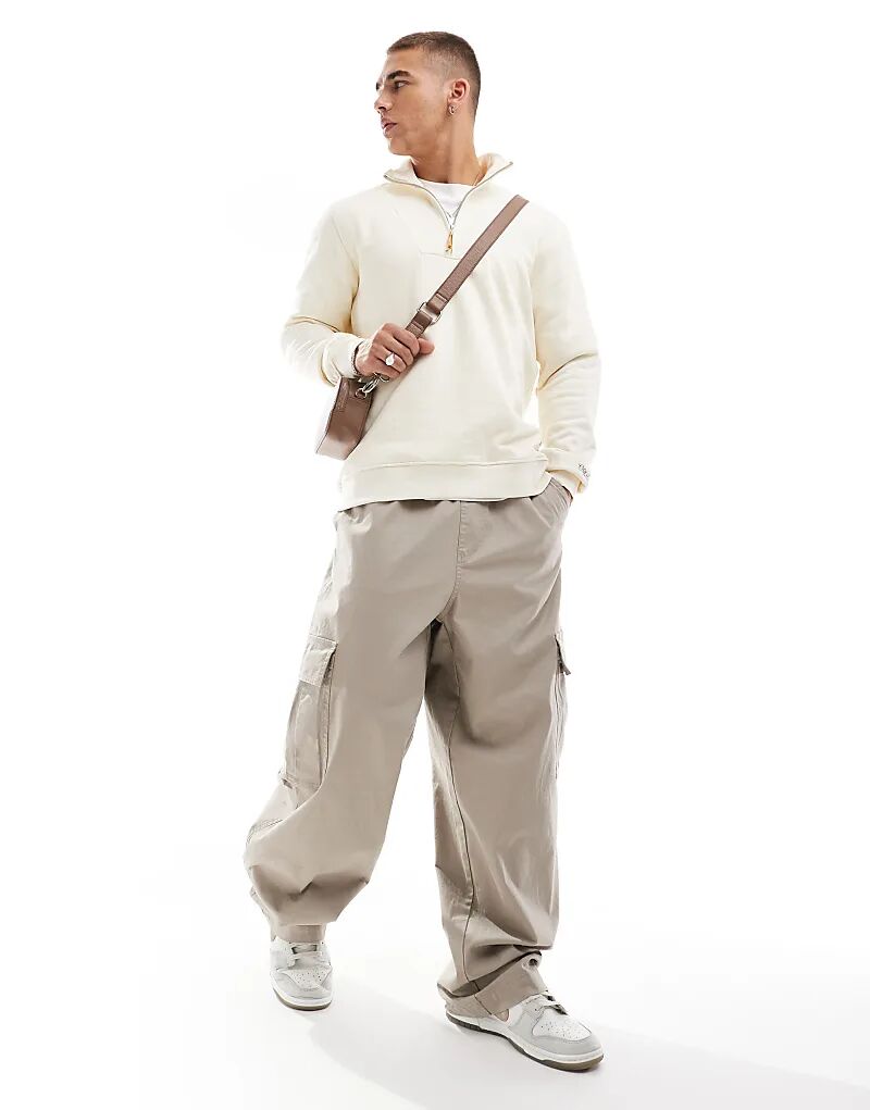 Свитер с высоким воротом и застежкой-молнией 1/4 кремового цвета ONLY & SONS 
Свитер с высоким воротом и застежкой-молнией 1/4 кремового цвета ONLY & SONS