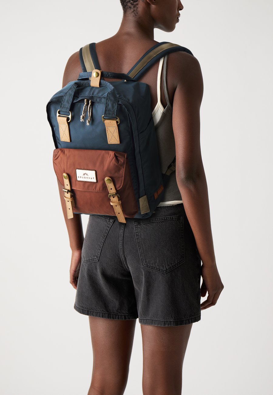 Рюкзак Doughnut MACAROON JUNGLE BACKPACK UNISEX, Navy/Dark Blue
Рюкзак Doughnut MACAROON JUNGLE BACKPACK UNISEX, Navy/Dark Blue