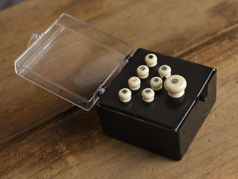 Бриджевые конусообразные кнопки Martin Bridge and End Pin Set, белый/жемчужный
Бриджевые конусообразные кнопки Martin Bridge and End Pin Set, белый/жемчужный