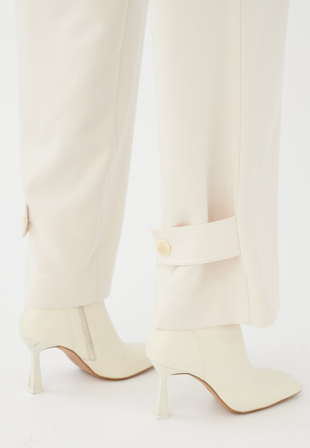 Брюки карго CARITADEA Dea Kudibal, белый
Брюки карго CARITADEA Dea Kudibal, белый