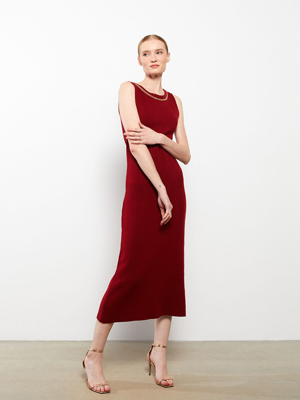 Прямое женское трикотажное платье без рукавов с круглым вырезом LCWAIKIKI Classic
Прямое женское трикотажное платье без рукавов с круглым вырезом LCWAIKIKI Classic