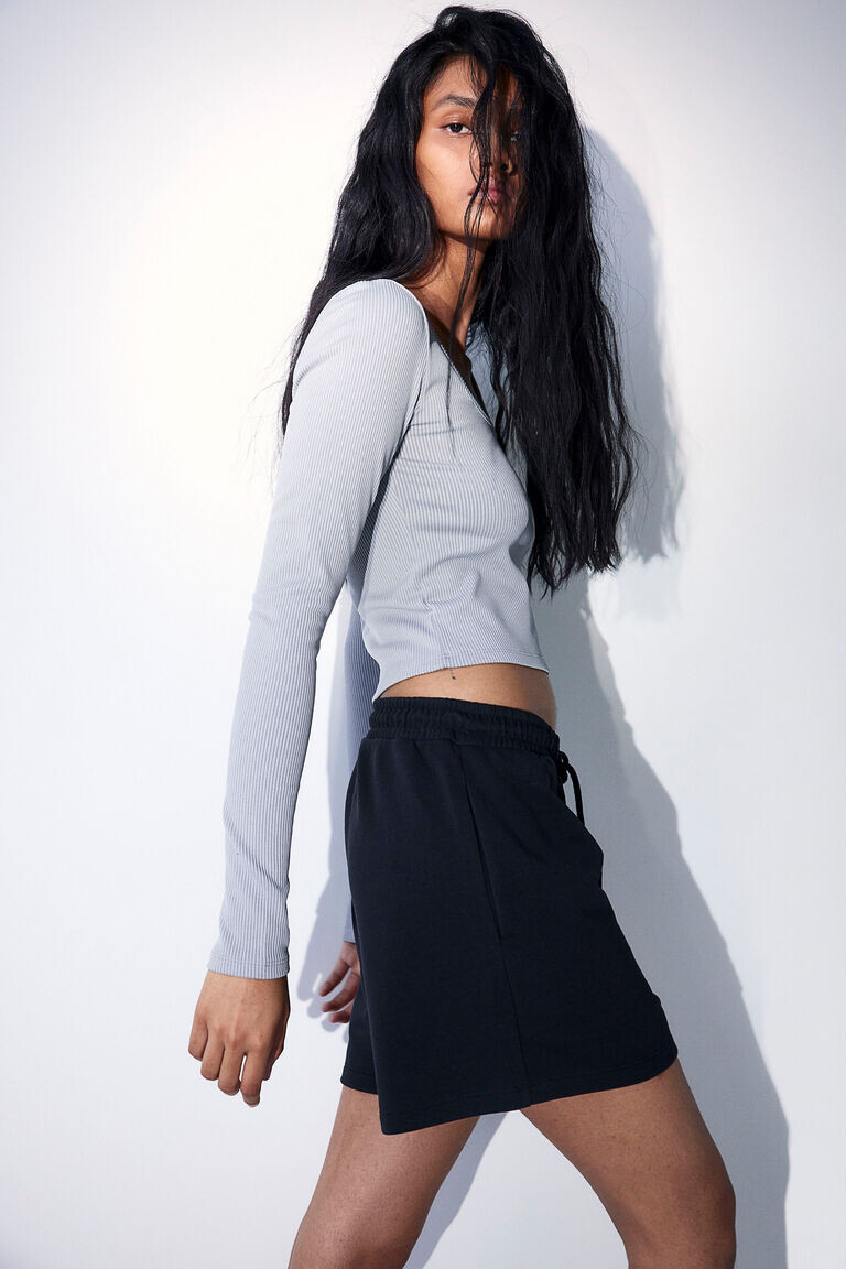 Толстовка-шорты H&M, черный
Толстовка-шорты H&M, черный