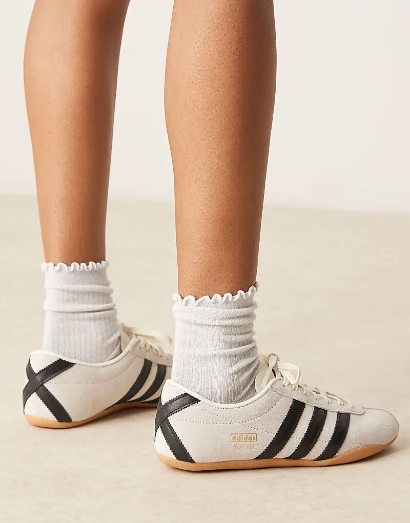 Кроссовки adidas Originals Tokyo белого и черного цветов
Кроссовки adidas Originals Tokyo белого и черного цветов