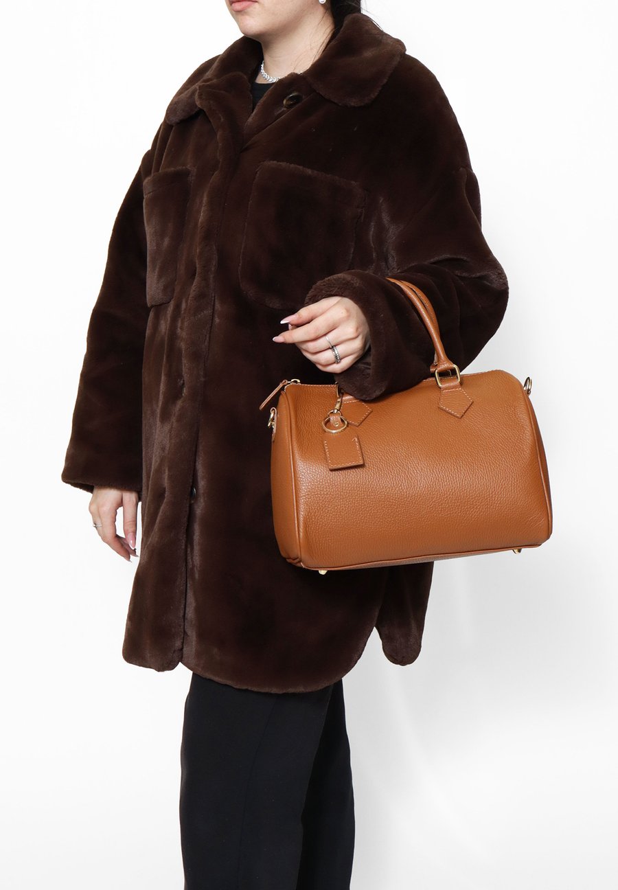 Сумка Chiara Ferretti BOWLER, D Cuoio Scuro Dark Cognac/Cognac
Сумка Chiara Ferretti BOWLER, D Cuoio Scuro Dark Cognac/Cognac