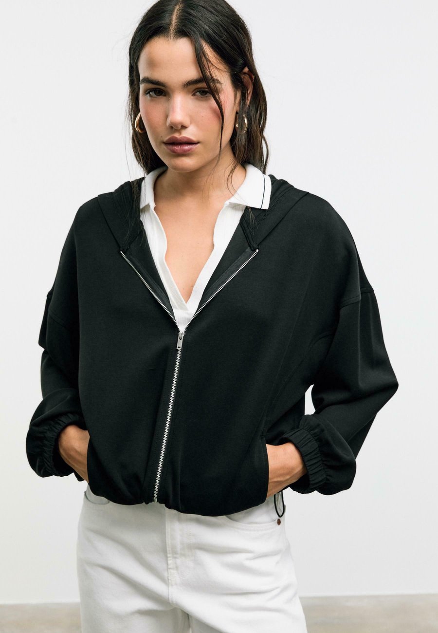 Толстовка Stradivarius SOFT TOUCH PUFF , Black
Толстовка Stradivarius SOFT TOUCH PUFF , Black