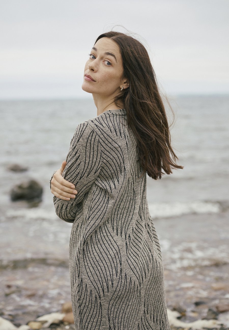 Платье Bon'A Parte SMILLA, Feather Gray Mel Big Leafs/Beige
Платье Bon'A Parte SMILLA, Feather Gray Mel Big Leafs/Beige