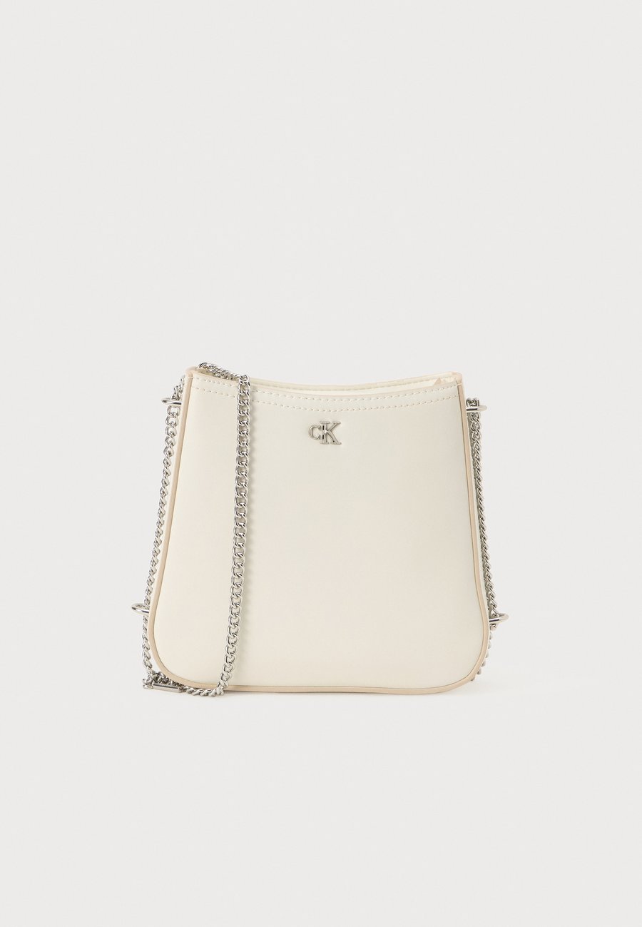 Сумка кросс-боди Calvin Klein SADDLE BAG WITH CHAIN, White
Сумка кросс-боди Calvin Klein SADDLE BAG WITH CHAIN, White