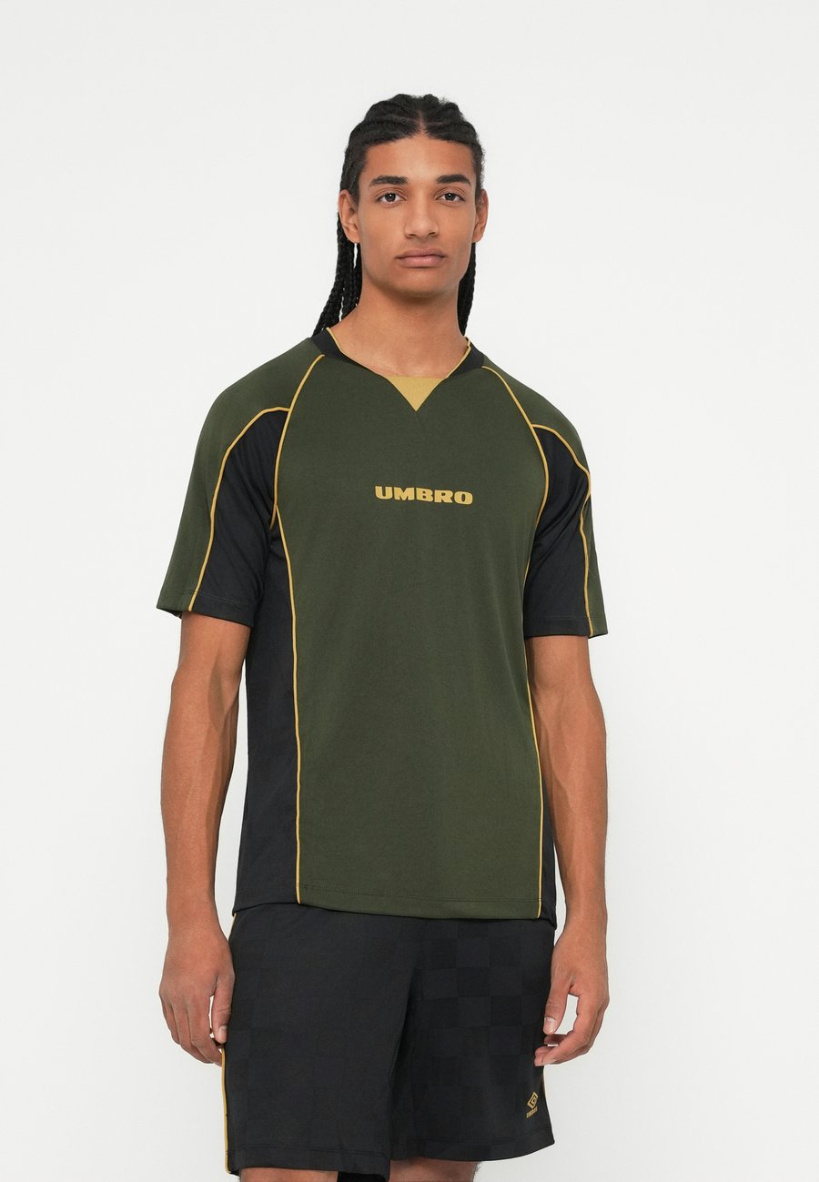 Футболка Umbro PANELLED UNISEX, Duffel Bag/Dark Green, Зеленый, Футболка Umbro PANELLED UNISEX, Duffel Bag/Dark Green
Футболка Umbro PANELLED UNISEX, Duffel Bag/Dark Green, Зеленый, Футболка Umbro PANELLED UNISEX, Duffel Bag/Dark Green