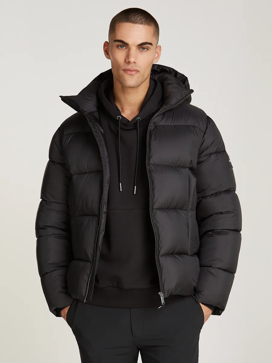 Куртка Calvin Klein для активного отдыха "HOODED QUILT PUFFER MW", с капюшоном и нашивкой с логотипом, черный
Куртка Calvin Klein для активного отдыха "HOODED QUILT PUFFER MW", с капюшоном и нашивкой с логотипом, черный