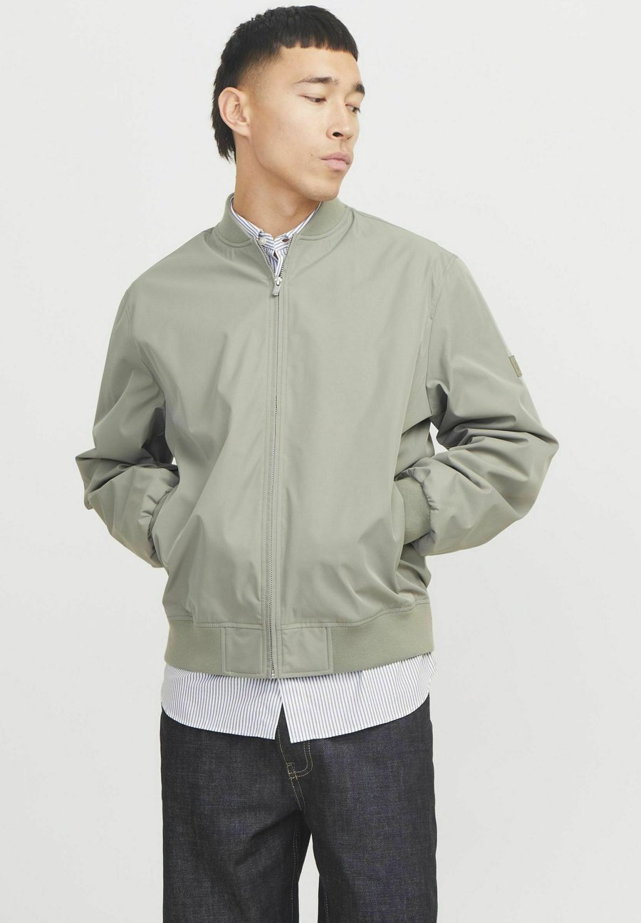 Куртка Jack & Jones PREMIUM Bomber Jacket, Vetiver/Light Green
Куртка Jack & Jones PREMIUM Bomber Jacket, Vetiver/Light Green