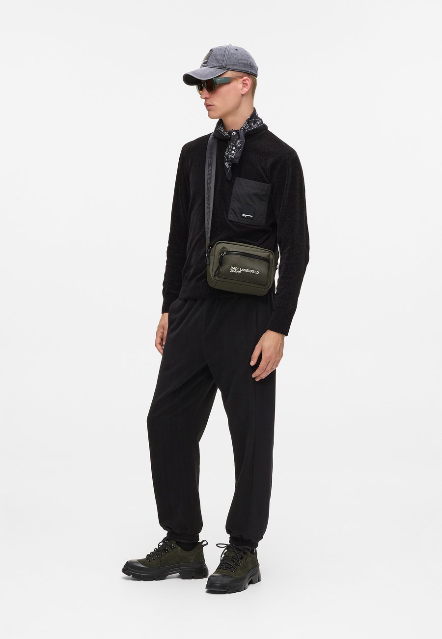 Сумка кросс-боди Karl Lagerfeld Jeans LOGO , Forest Night/Dark Green
Сумка кросс-боди Karl Lagerfeld Jeans LOGO , Forest Night/Dark Green