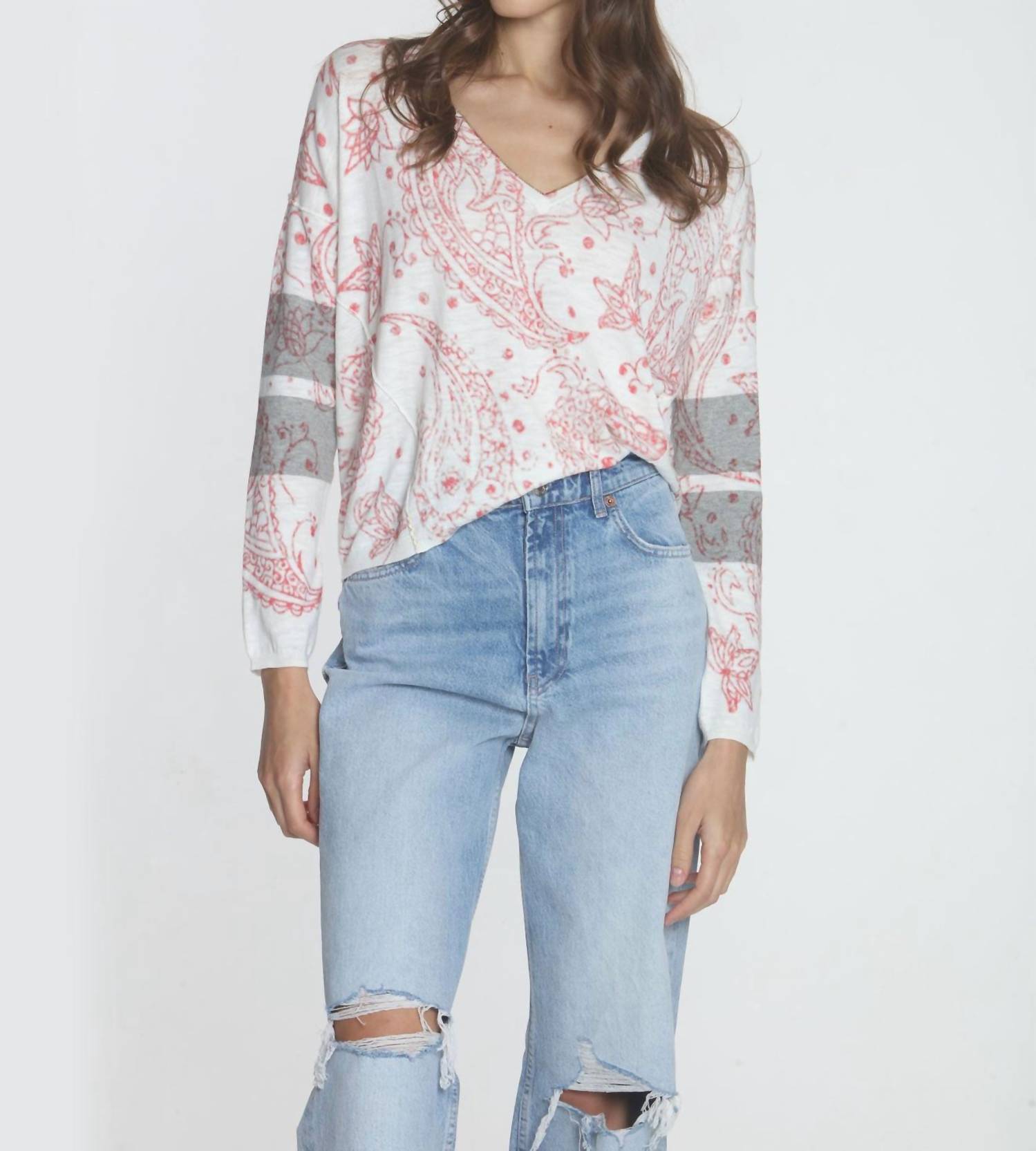 Женская футболка Paisley Vee с розовым градиентом LABEL+thread
Женская футболка Paisley Vee с розовым градиентом LABEL+thread