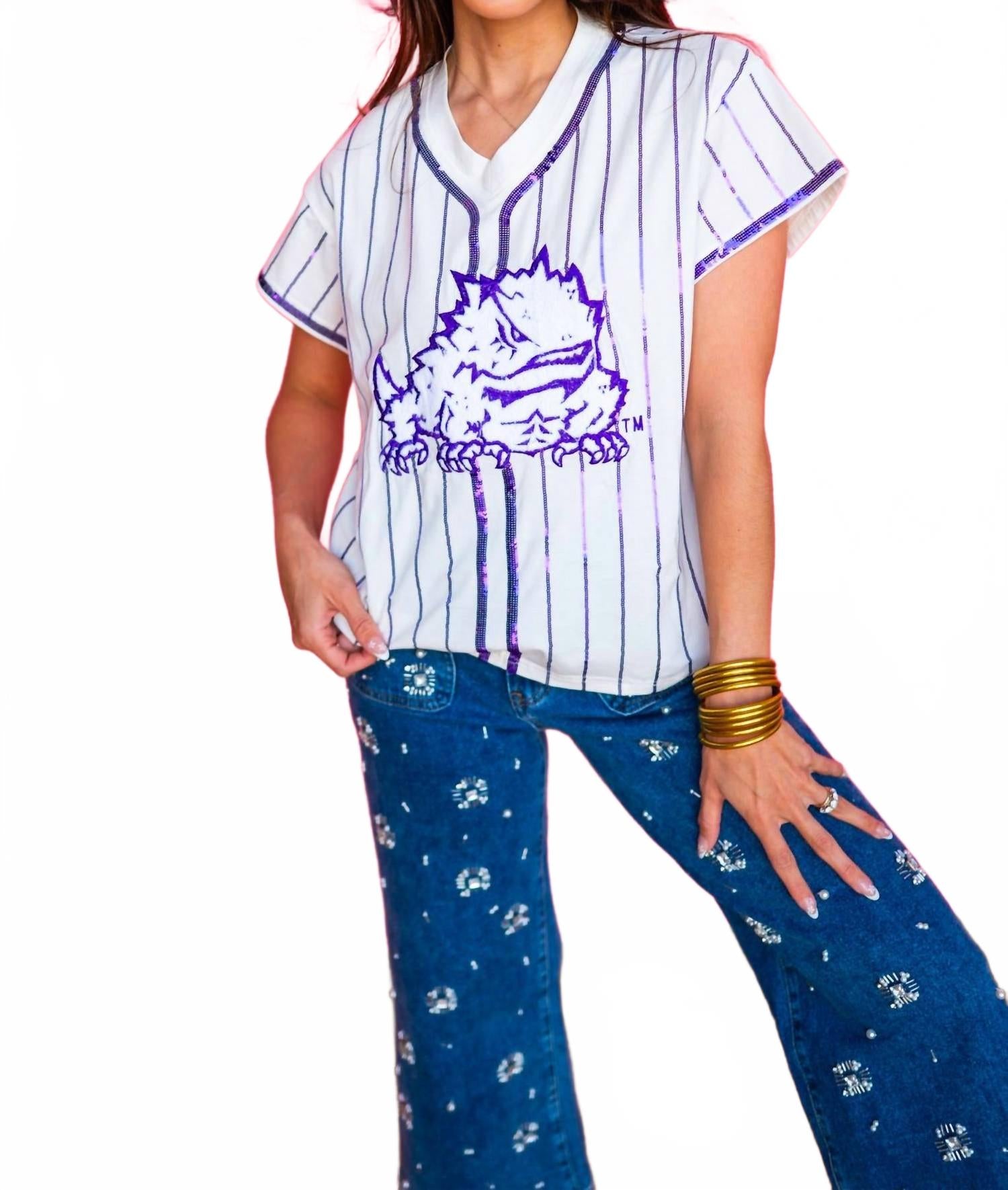 Лицензированная футболка с лягушкой в бело-фиолетовой полоске QUEEN OF SPARKLES
Лицензированная футболка с лягушкой в бело-фиолетовой полоске QUEEN OF SPARKLES