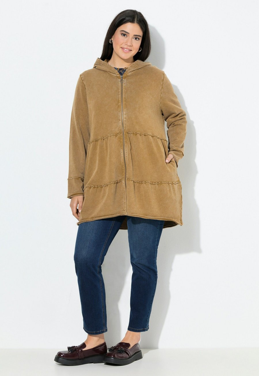 Толстовка Ulla Popken TIERED FLOUNCE PANEL HOODIE, Mocha Brown/Brown
Толстовка Ulla Popken TIERED FLOUNCE PANEL HOODIE, Mocha Brown/Brown