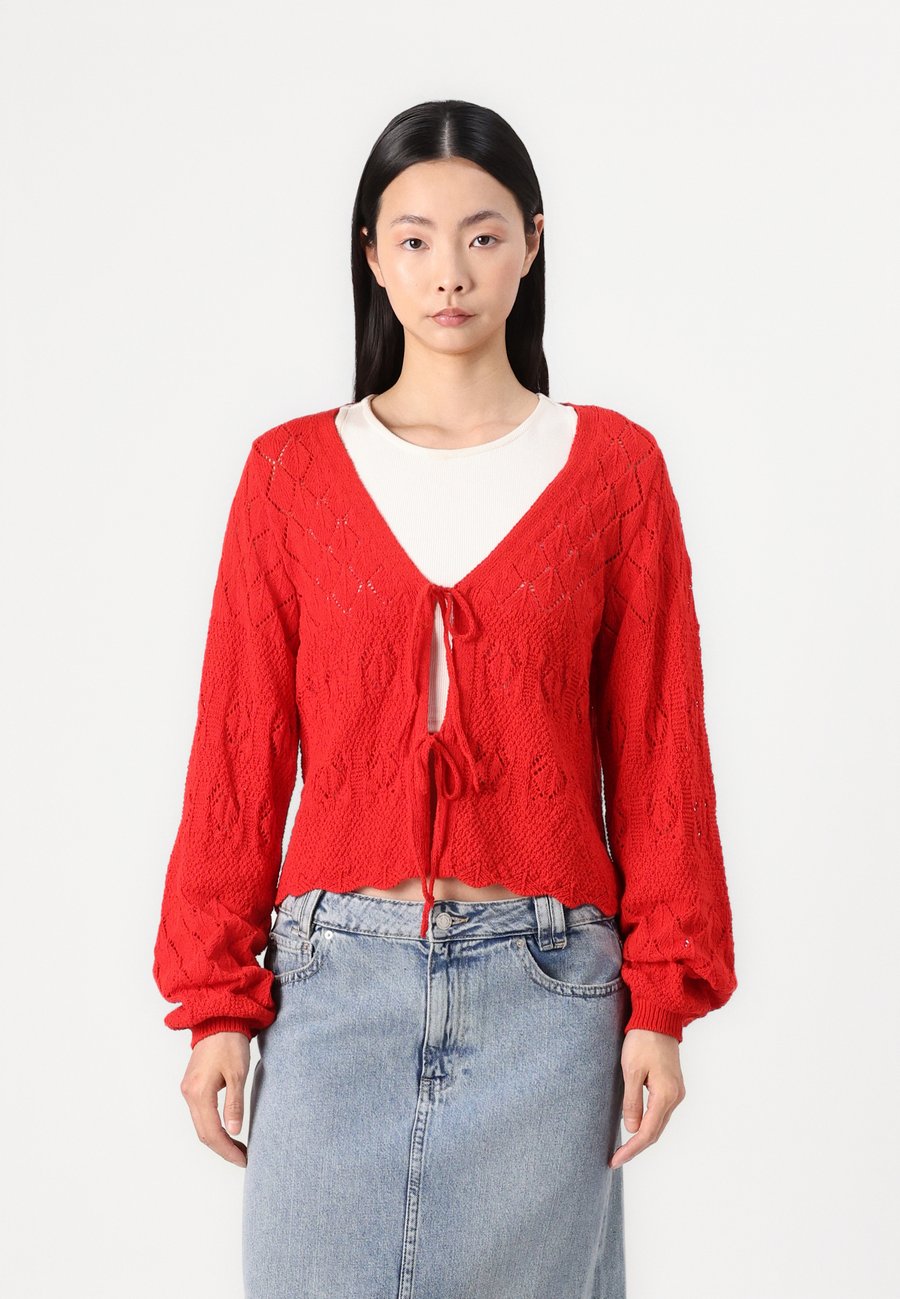 Кардиган Gina Tricot CARDIGAN, High Risk Red/Red
Кардиган Gina Tricot CARDIGAN, High Risk Red/Red