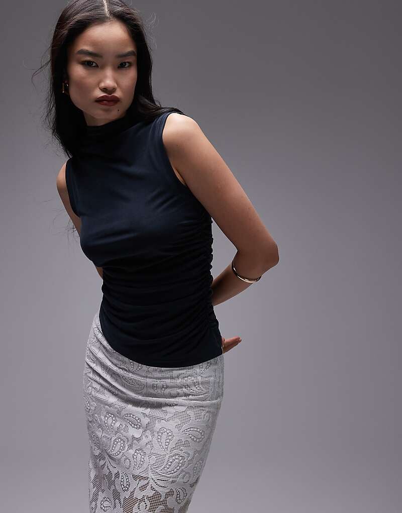 Topshop – Топ с высоким воротником из очень мягкой черной купро со сборками по бокам
Topshop – Топ с высоким воротником из очень мягкой черной купро со сборками по бокам