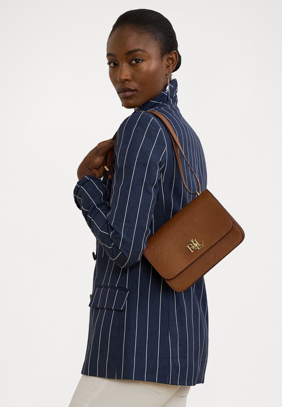 Сумка кросс-боди Lauren Ralph Lauren CROSSHATCH LEATHER MEDIUM SOPHEE BAG, Lauren Tan/Brown
Сумка кросс-боди Lauren Ralph Lauren CROSSHATCH LEATHER MEDIUM SOPHEE BAG, Lauren Tan/Brown