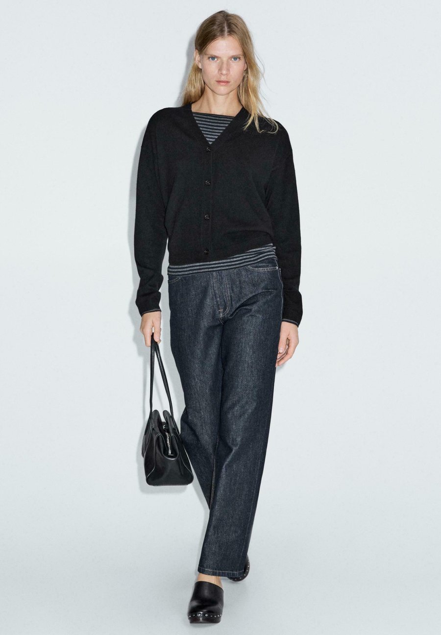 Кардиган Massimo Dutti V-NECK BUTTONED KNIT, Black
Кардиган Massimo Dutti V-NECK BUTTONED KNIT, Black