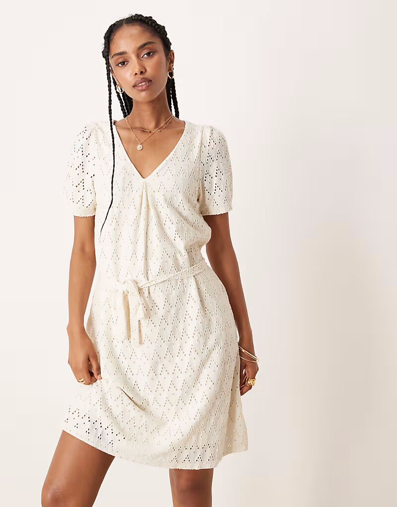 Платье Vila из джерси с вышивкой, завязкой на талии, рукавами-фонариками, кремового цвета
Платье Vila из джерси с вышивкой, завязкой на талии, рукавами-фонариками, кремового цвета