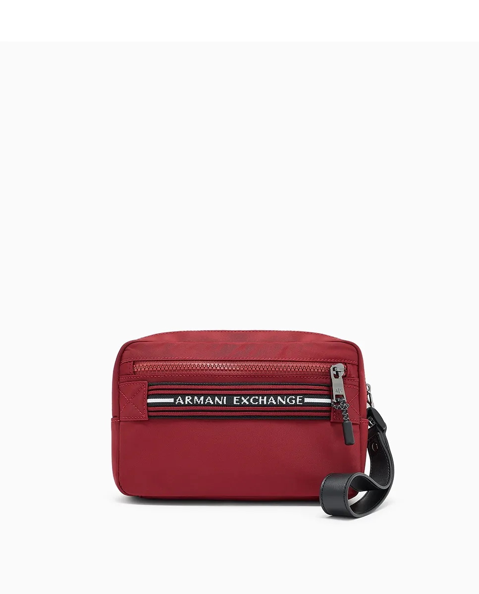 Мужской несессер из нейлона с контрастным логотипом Armani Exchange, бордовый
Мужской несессер из нейлона с контрастным логотипом Armani Exchange, бордовый