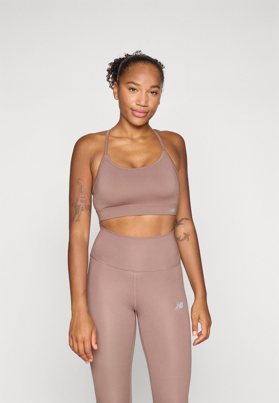 Бюстгальтер New Balance ESSENTIAL , Earth Shadow/Brown
Бюстгальтер New Balance ESSENTIAL , Earth Shadow/Brown