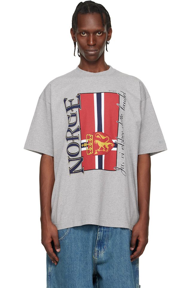 Vetements Серая туристическая футболка с надписью «Норвегия»
Vetements Серая туристическая футболка с надписью «Норвегия»