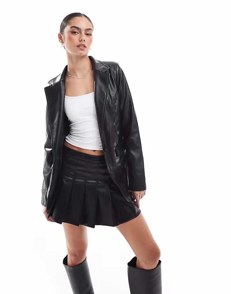 Рассказал: свободный пиджак из черного искусственного меха
Рассказал: свободный пиджак из черного искусственного меха