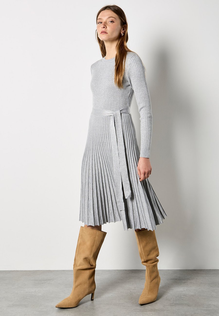Платье Apricot BELTED PLEATED , Light Grey
Платье Apricot BELTED PLEATED , Light Grey