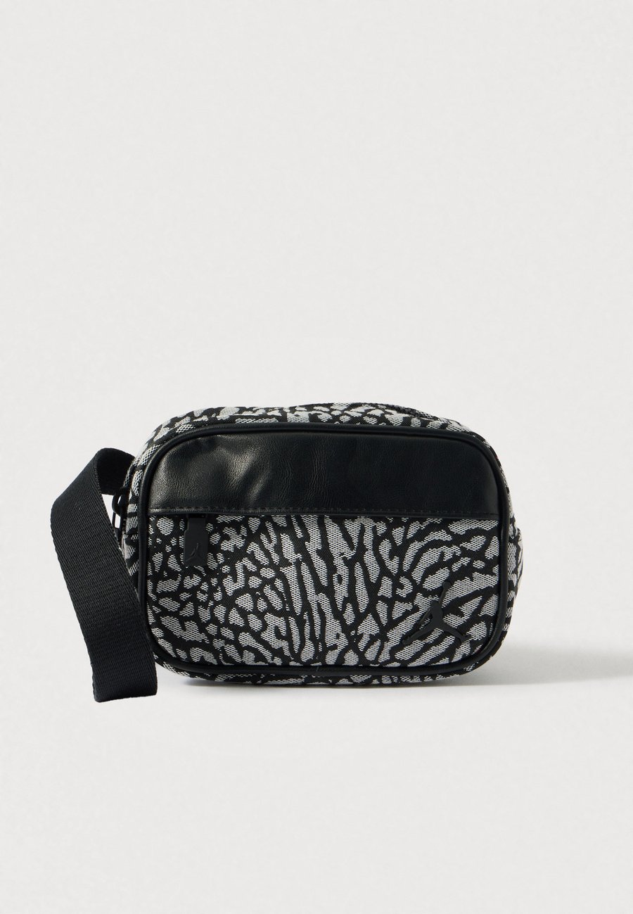 Сумка кросс-боди Jordan JAM ICON CAMERA UNISEX, Black
Сумка кросс-боди Jordan JAM ICON CAMERA UNISEX, Black