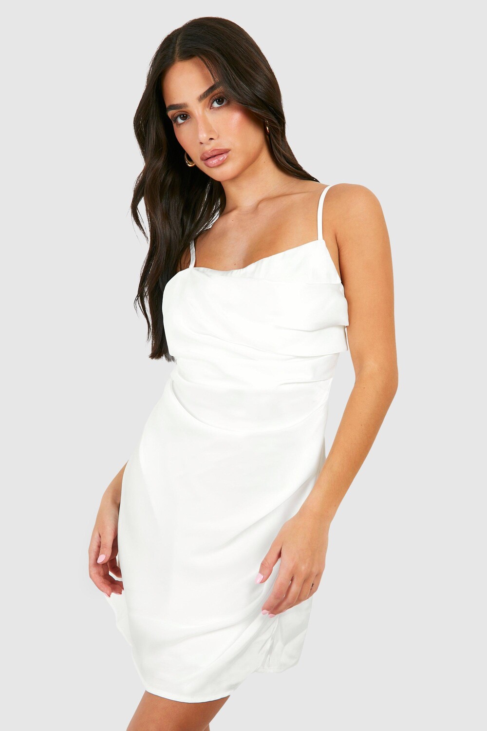 Миниатюрное атласное платье-комбинация с драпировкой boohoo, белый 
Миниатюрное атласное платье-комбинация с драпировкой boohoo, белый