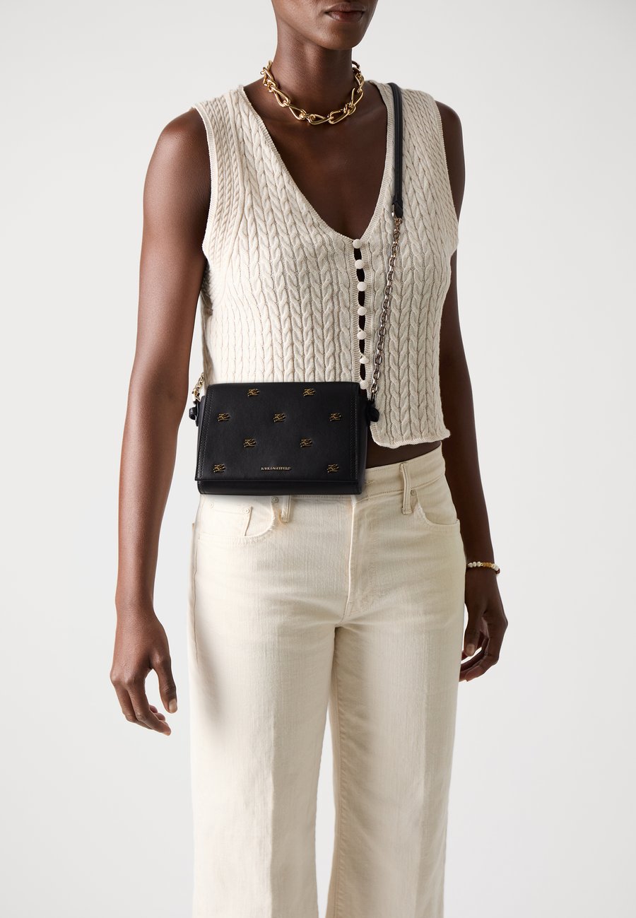 Сумка кросс-боди KARL LAGERFELD AUTOGRAPH CROSSBODY PINS, Black
Сумка кросс-боди KARL LAGERFELD AUTOGRAPH CROSSBODY PINS, Black