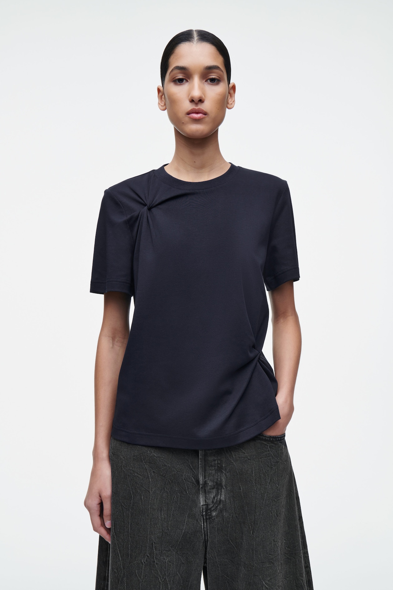 Хлопковая футболка с узлом COS, темно-синий
Хлопковая футболка с узлом COS, темно-синий