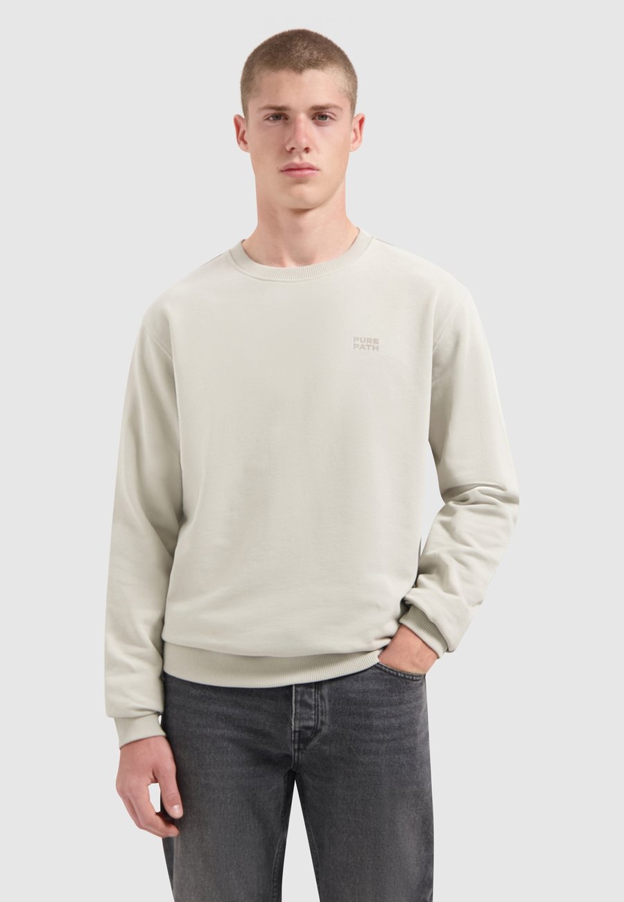 Толстовка Pure Path REGULAR FIT CREWNECK LS , Kit/Off-White
Толстовка Pure Path REGULAR FIT CREWNECK LS , Kit/Off-White