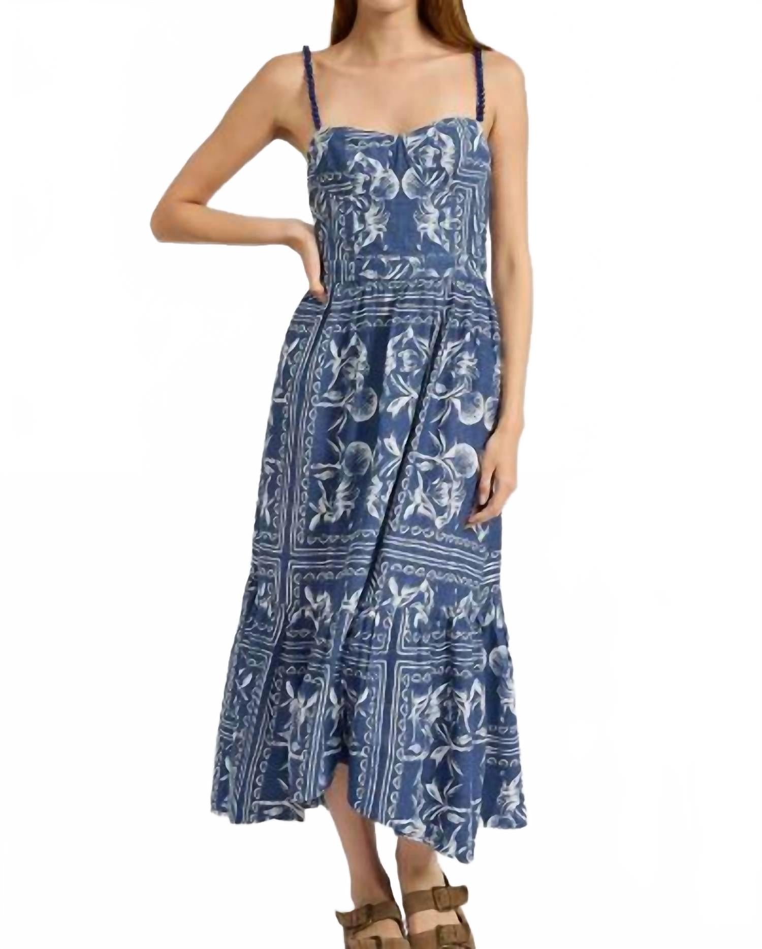 Оклиин Макси платье в темно-синем цвете Jacquie The Label
Оклиин Макси платье в темно-синем цвете Jacquie The Label