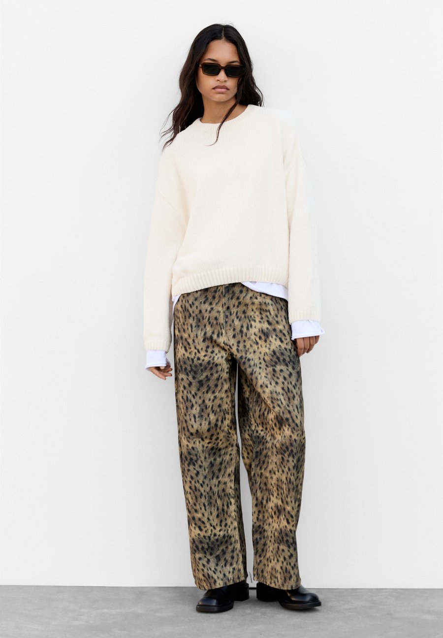 Джемпер PULL&BEAR Jumper, White
Джемпер PULL&BEAR Jumper, White